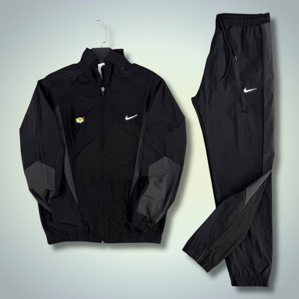 Nike TN trening bărbați impermeabil, negru cu logo alb. Premium