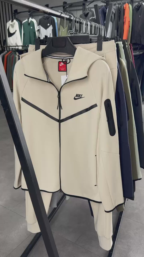 Echipă sport pentru bărbați Nike Tech Fleece, grafit. Model 2024. Calitate premium